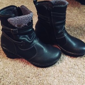 New pair casual boots size 8